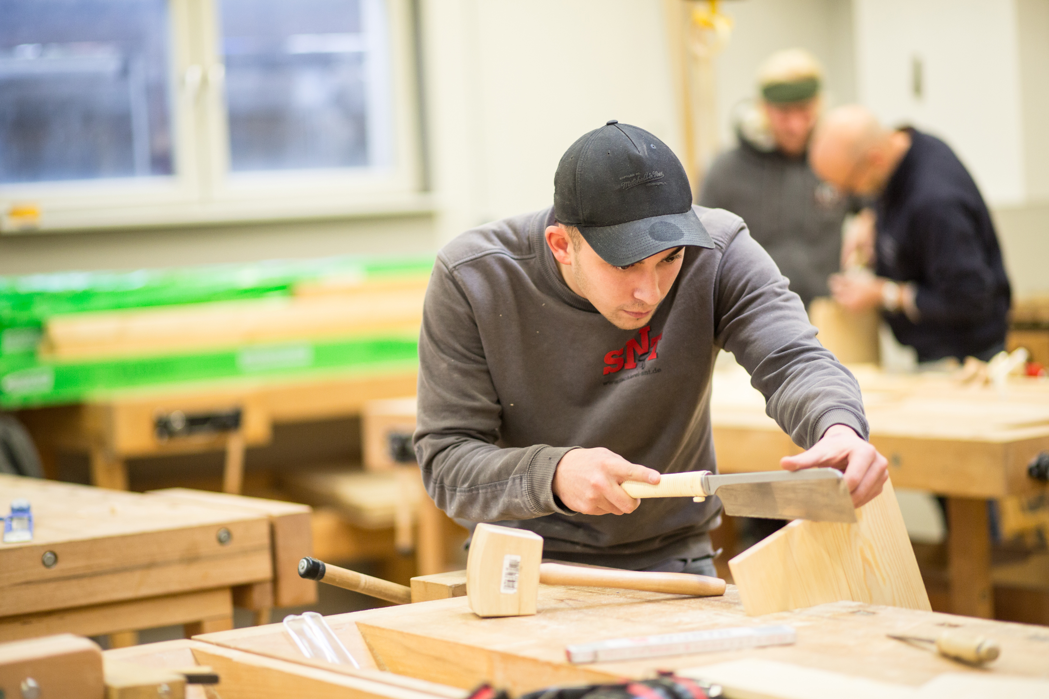 Im Tischlerhandwerk fehlen noch neue Ausbildungsverträge, um die Zahl aus dem Vorjahr zu erreichen.
