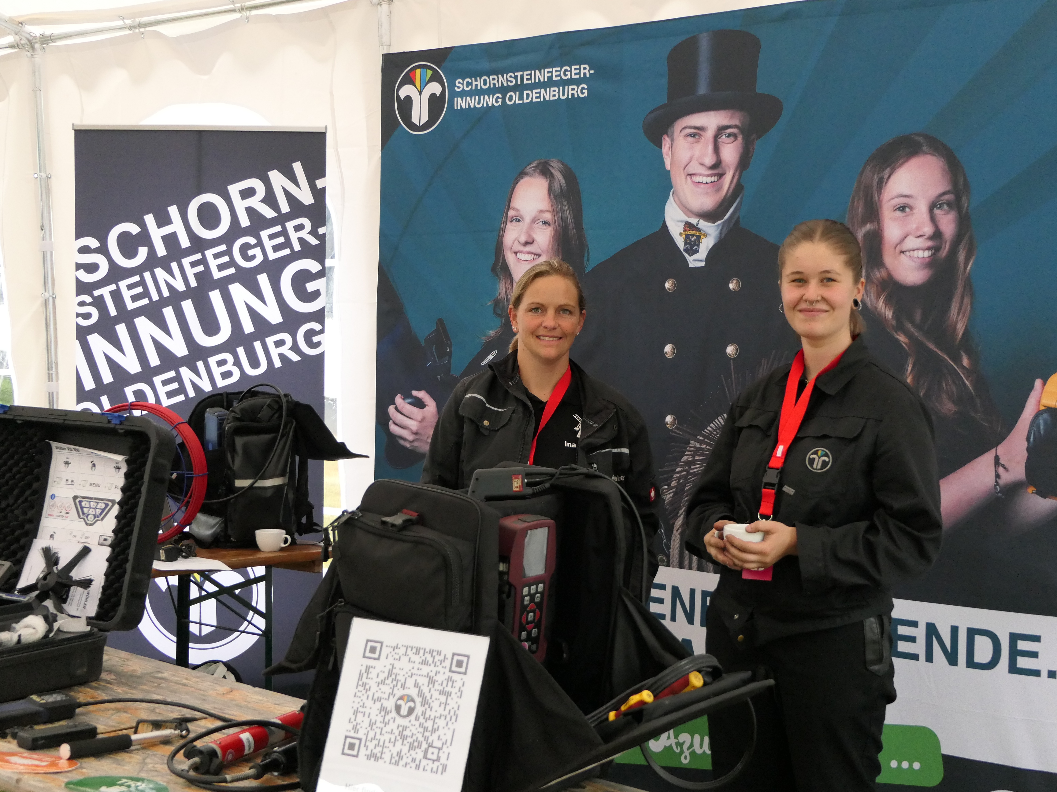 KI generiert: Das Bild zeigt zwei Personen in Arbeitskleidung an einem Stand der Schornsteinfeger-Innung Oldenburg.