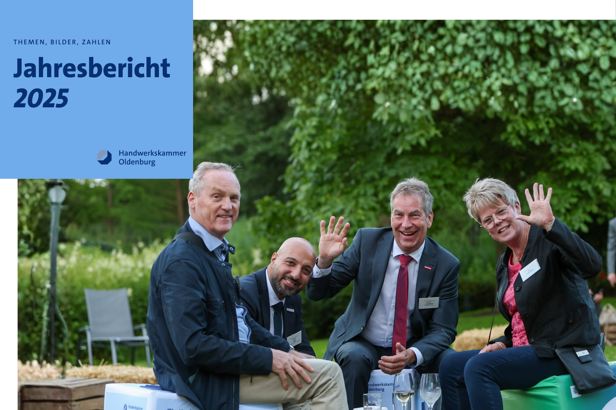 KI generiert: Das Bild zeigt fröhliche Personen, die draußen bei einer Veranstaltung der Handwerkskammer Oldenburg zusammensitzen, begleitet von dem Titel "Jahresbericht 2025".