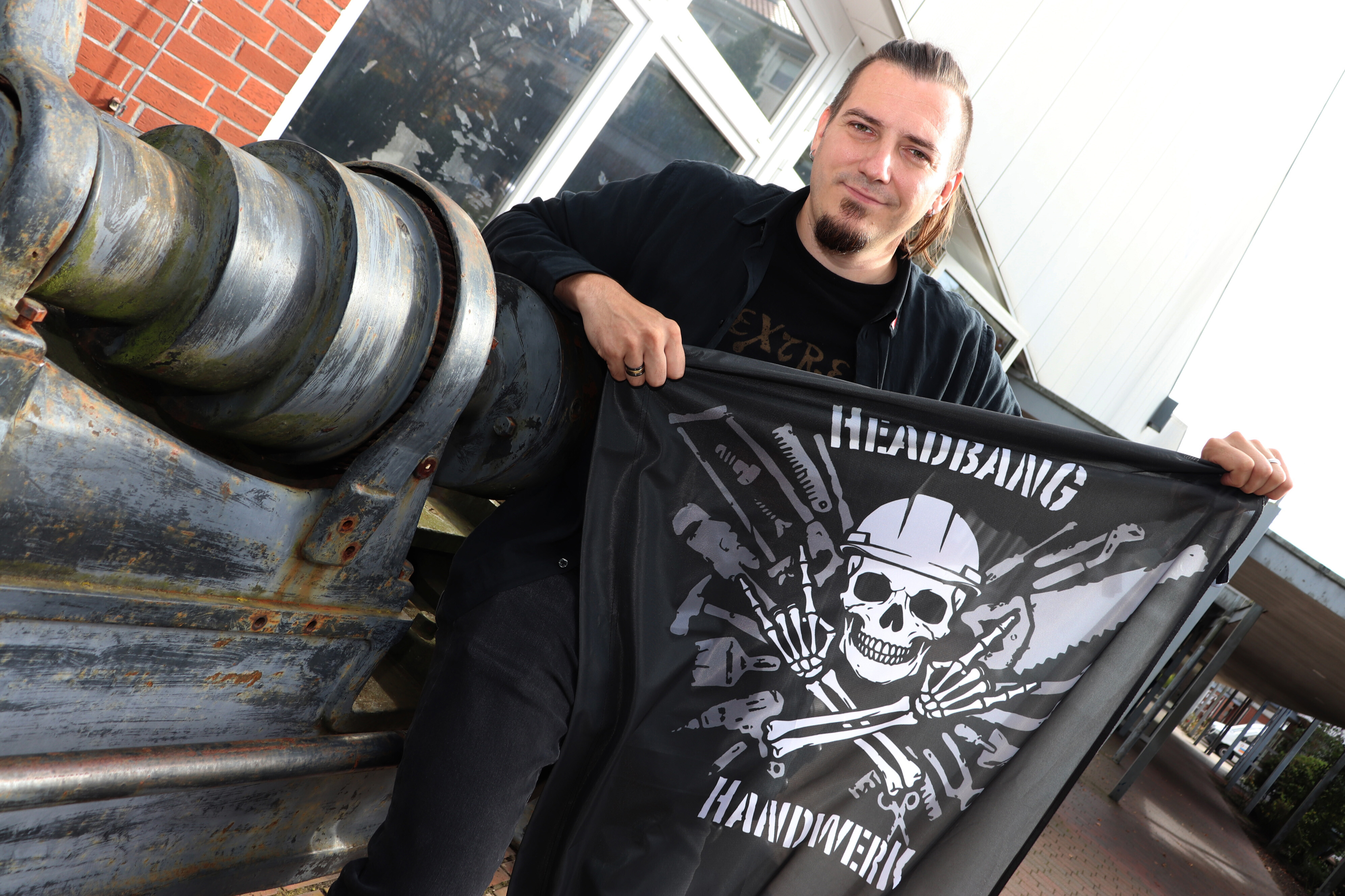 KI generiert: Ein Mann hält ein Bierfass mit der Aufschrift "Headbanging Handwerk" und trinkt daraus.