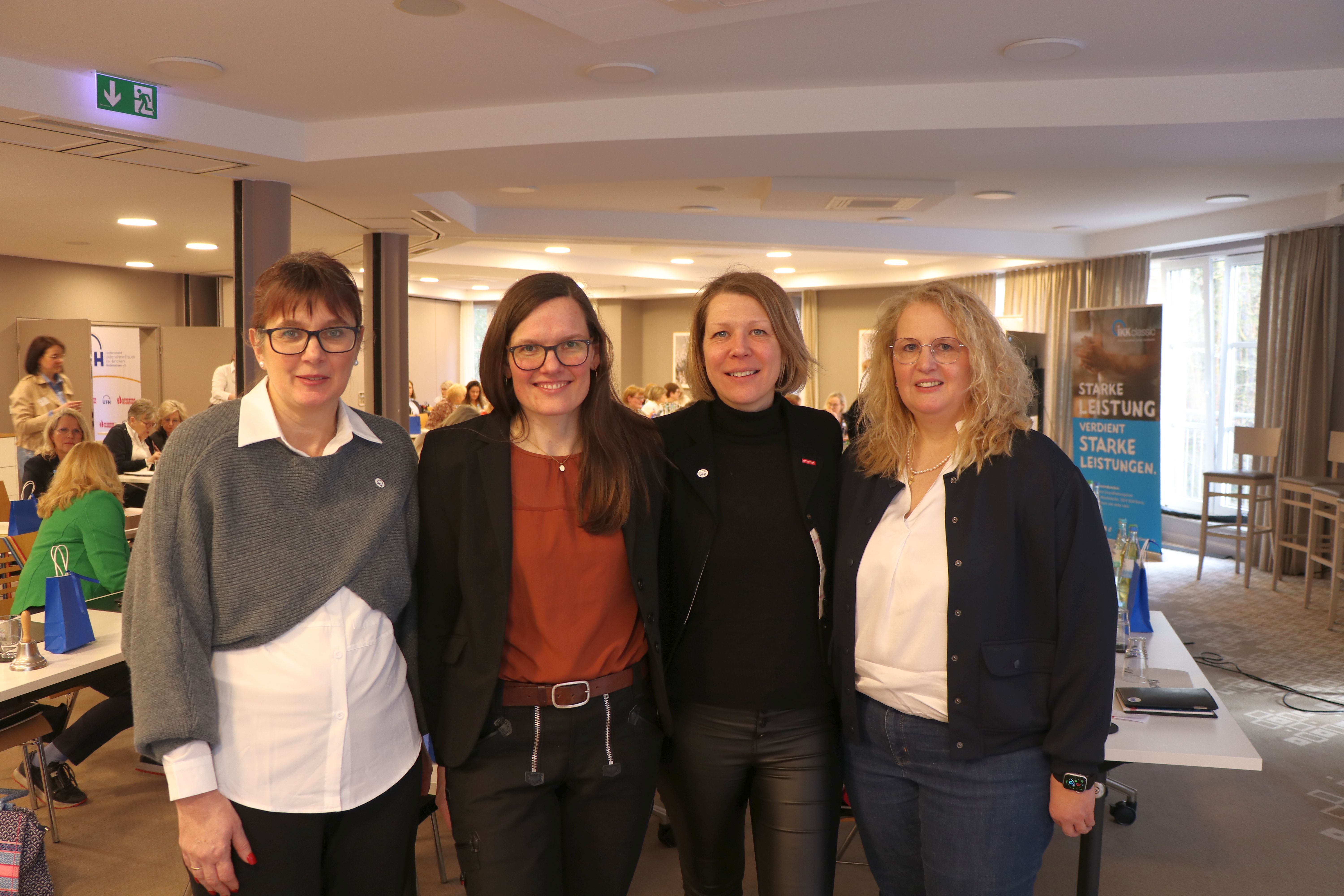 KI generiert: Vier Personen stehen lächelnd in einem Konferenzraum zusammen.