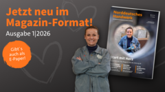 KI generiert: Das Bild bewirbt das neue Magazin-Format der "Norddeutsches Handwerk"-Ausgabe 1/2026 und zeigt eine lächelnde Person in Arbeitskleidung vor einer Zeitschrift mit dem Titel „Start mit Herz“.