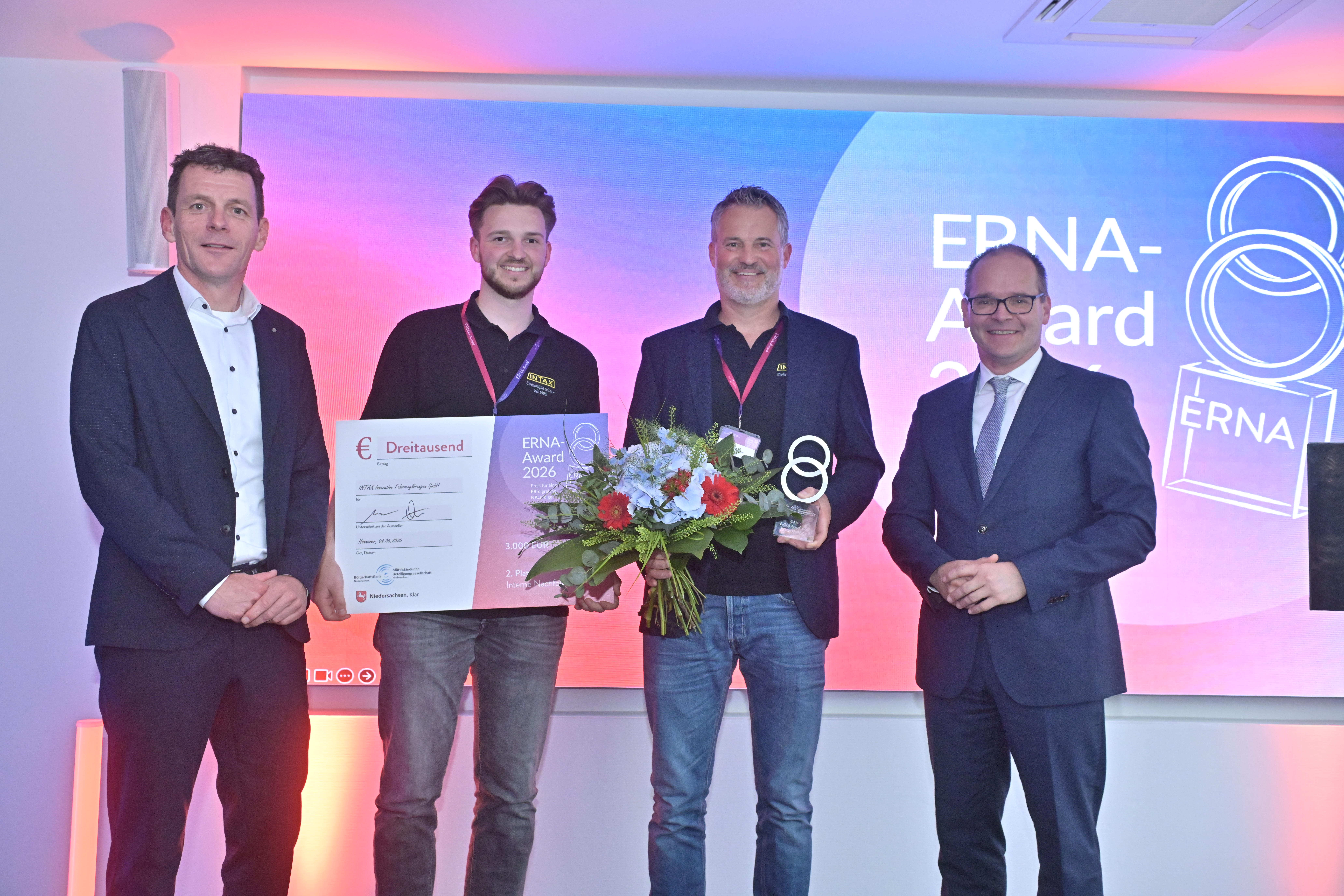KI generiert: Das Bild zeigt vier Männer, von denen zwei einen Preis und eine Urkunde halten, offensichtlich während einer Auszeichnung.