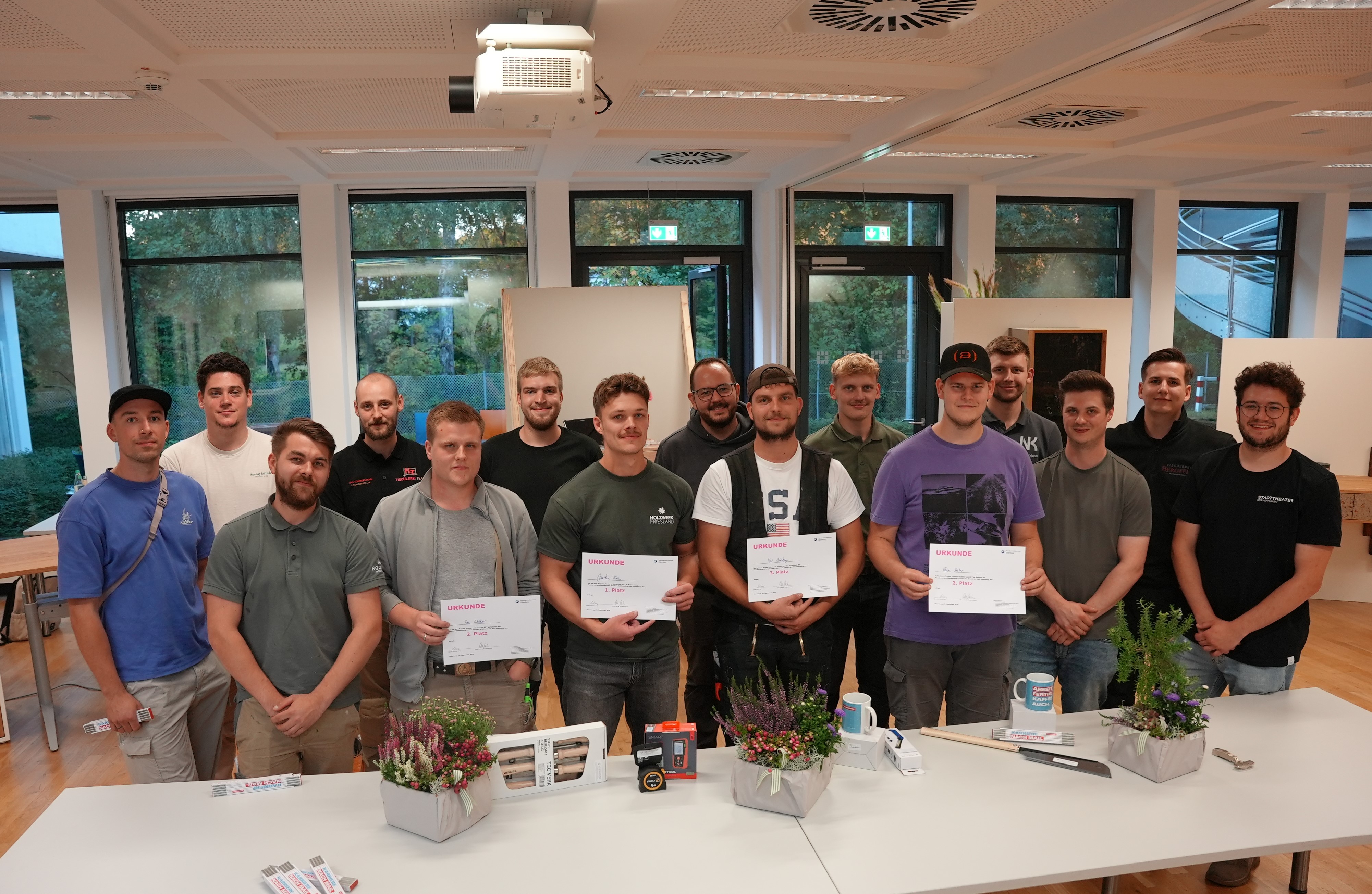 KI generiert: Das Bild zeigt eine Gruppe von 12 Personen, die in einem Konferenzraum stehen und lächeln, während sie ihre Zertifikate präsentieren.