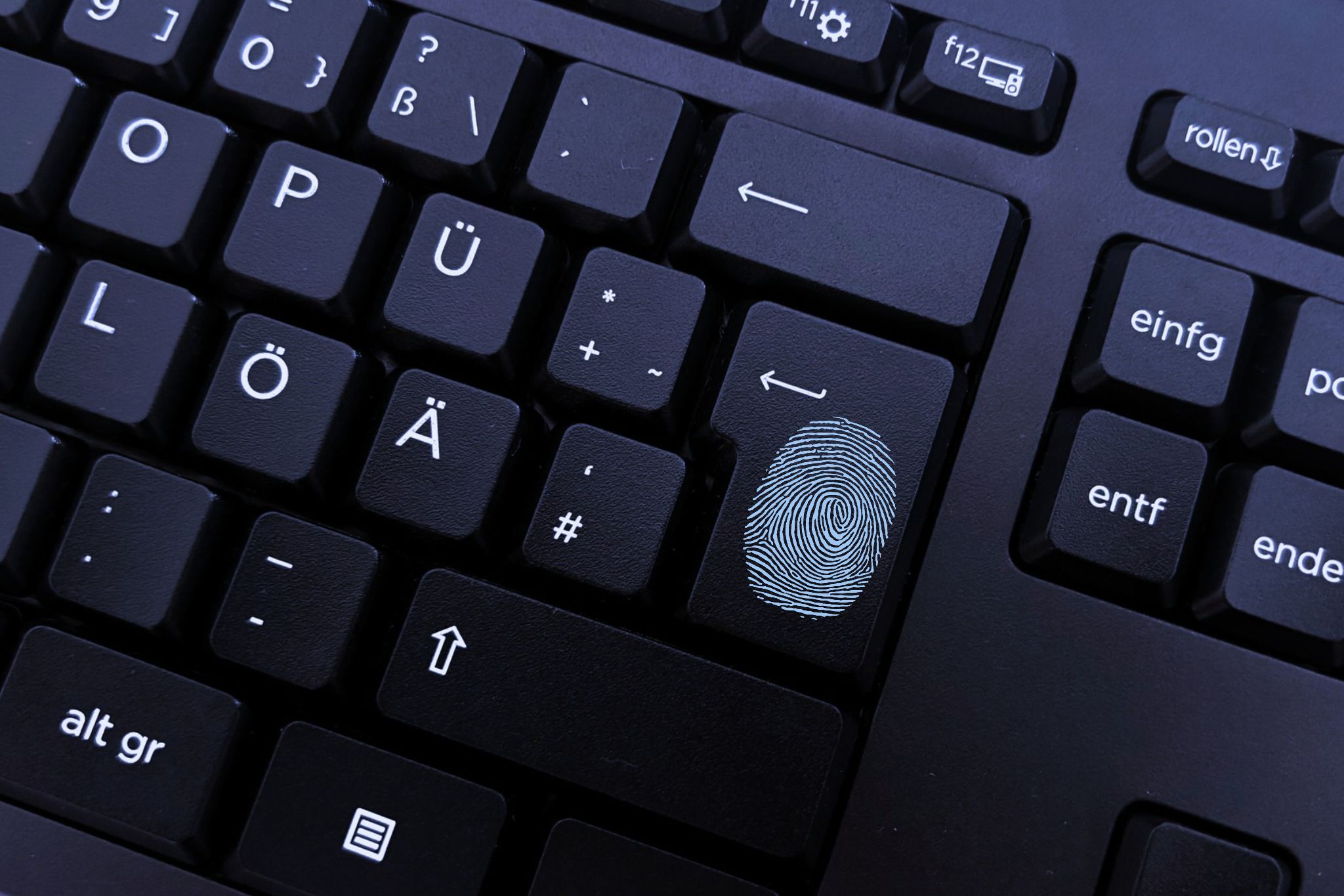 KI generiert: Das Bild zeigt eine Nahaufnahme eines Laptop-Tastaturausschnitts mit deutschen Sonderzeichen und einem Touchpad.
