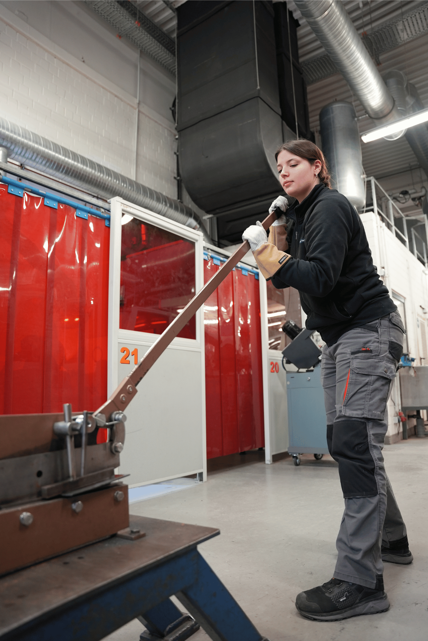 KI generiert: Eine Person bedient eine Hebelmaschine in einer Werkstattumgebung.