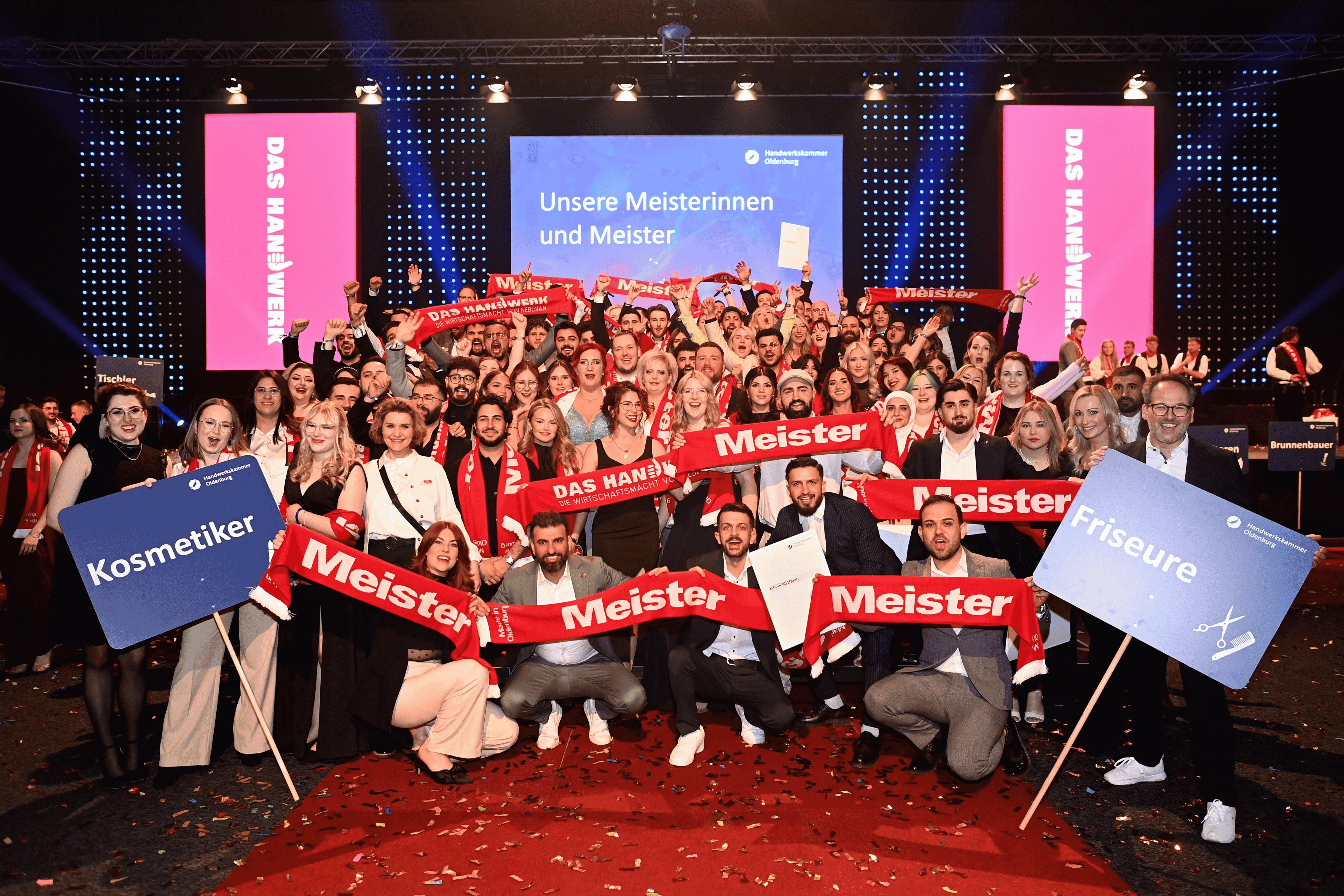 KI generiert: Eine große Gruppe von Menschen feiert Handwerksmeister und -meisterinnen bei einer Veranstaltung.