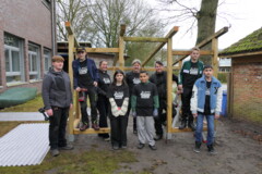 KI generiert: Eine Gruppe von Menschen steht vor einem Holzgerüst im Freien.