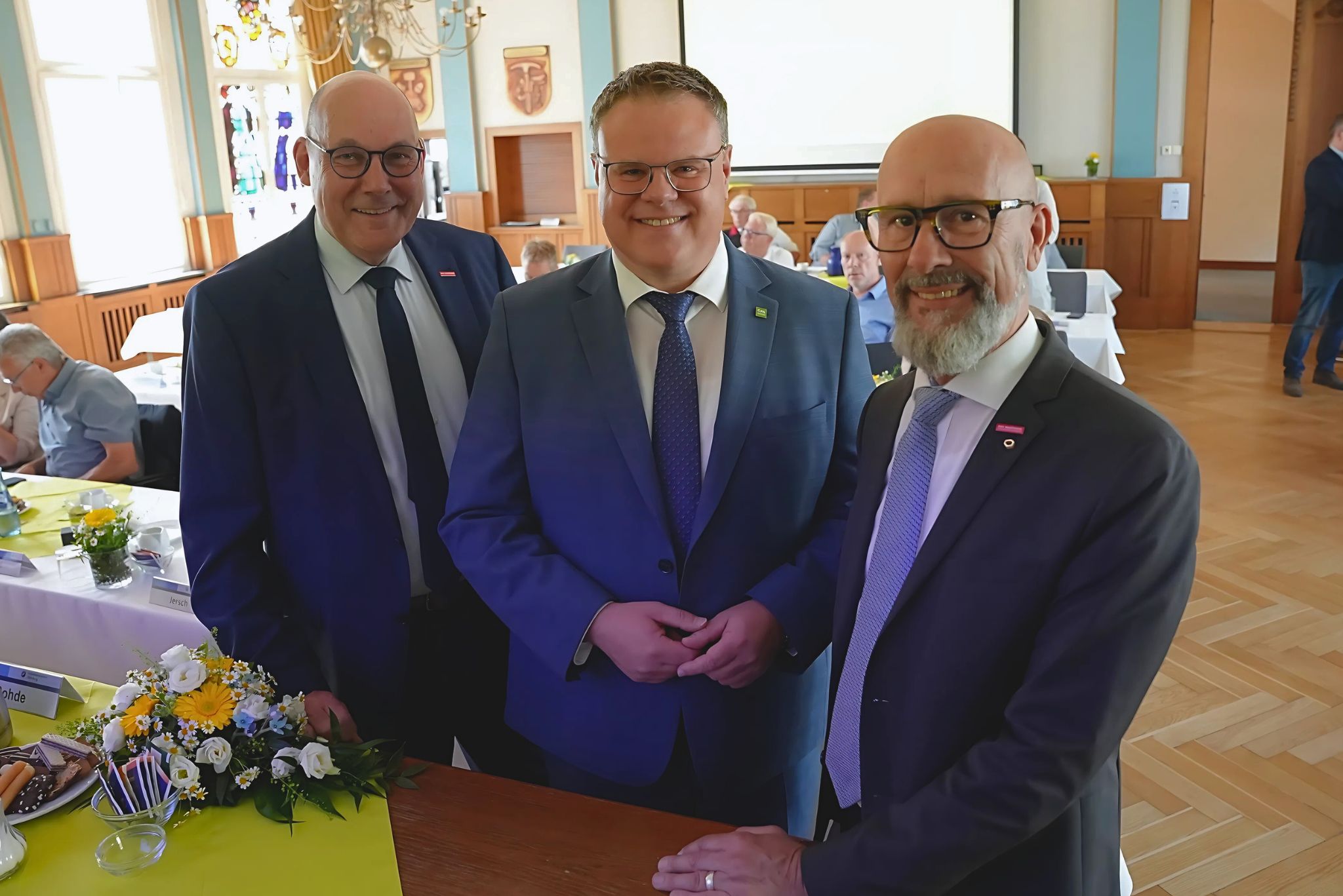 Handwerk als Stabilitätsanker: Präsident Eckhard Stein (li.) und Hauptgeschäftsführer Heiko Henke (re.) begrüßen Landrat des Landkreises Vechta Tobias Gerdesmeyer als Gastredner bei der 204. Vollversammlung der Handwerkskammer Oldenburg. 